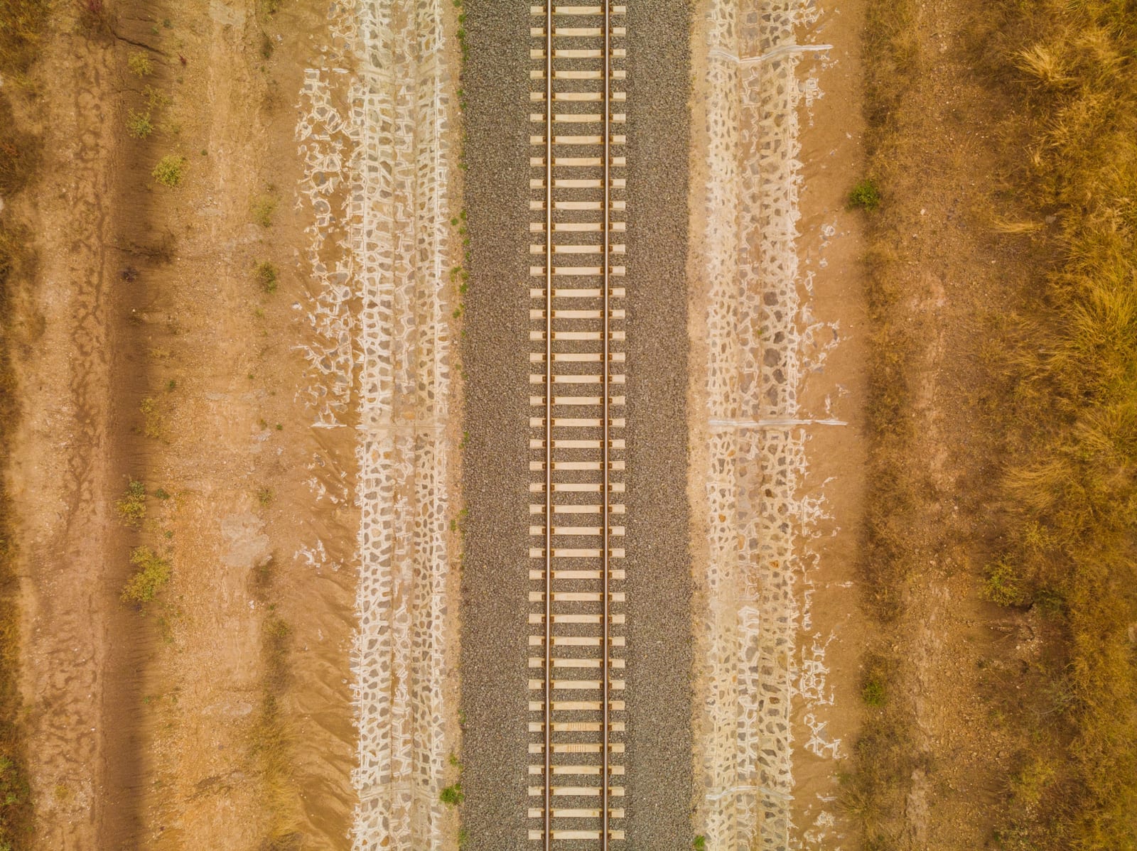 Criança brincando com um trem de brinquedo